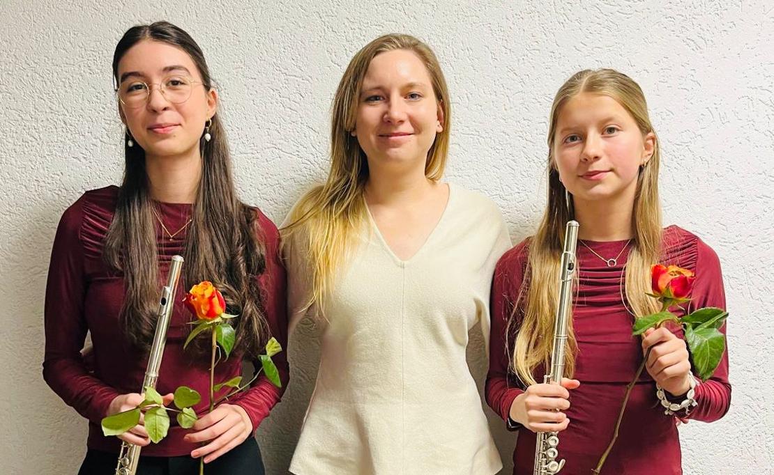Flötenduo Anna-Sofie Szmanda und Ida Grimm mit Frau Jedrasik