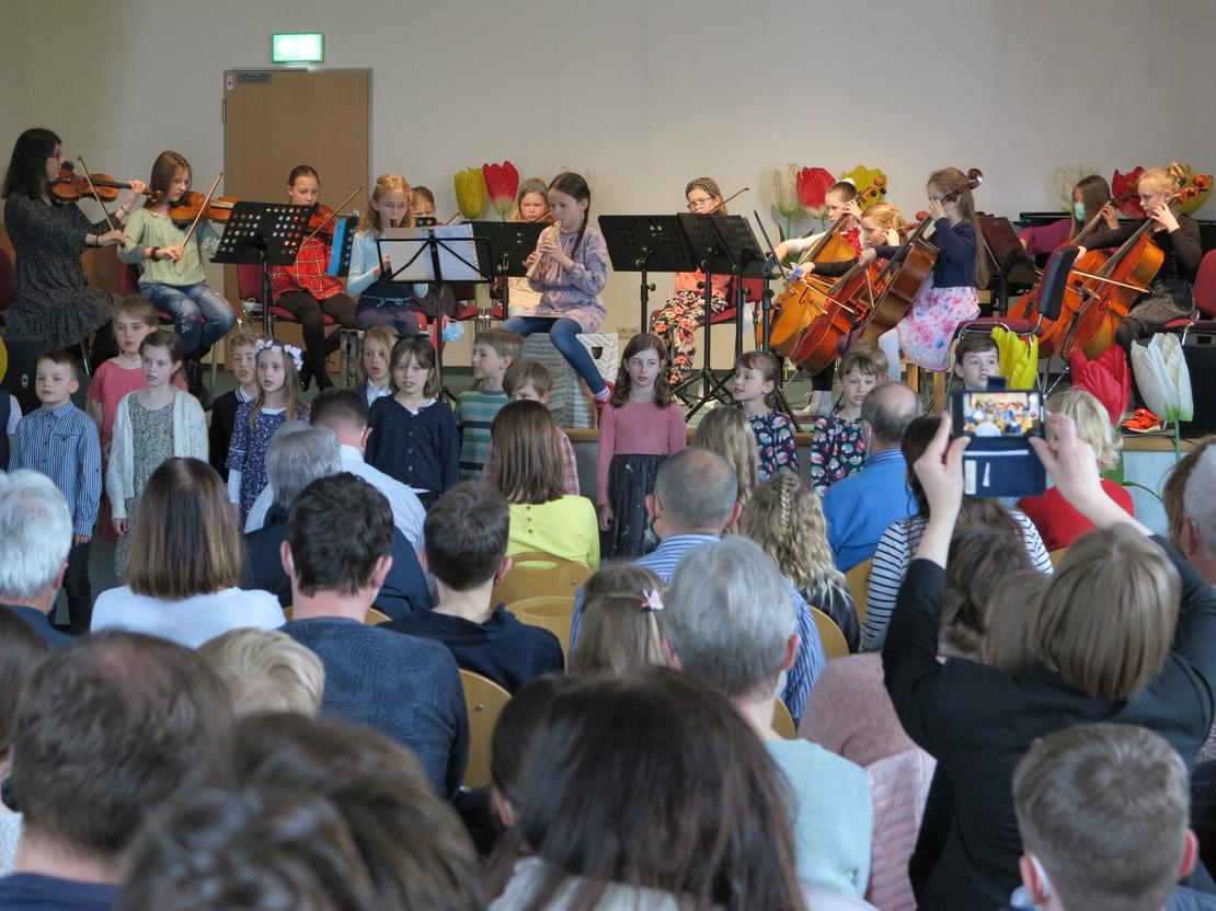 Kinderstreichorchester und Kinder der Montessorischule Beuren beim Frühlingskonzert 2022