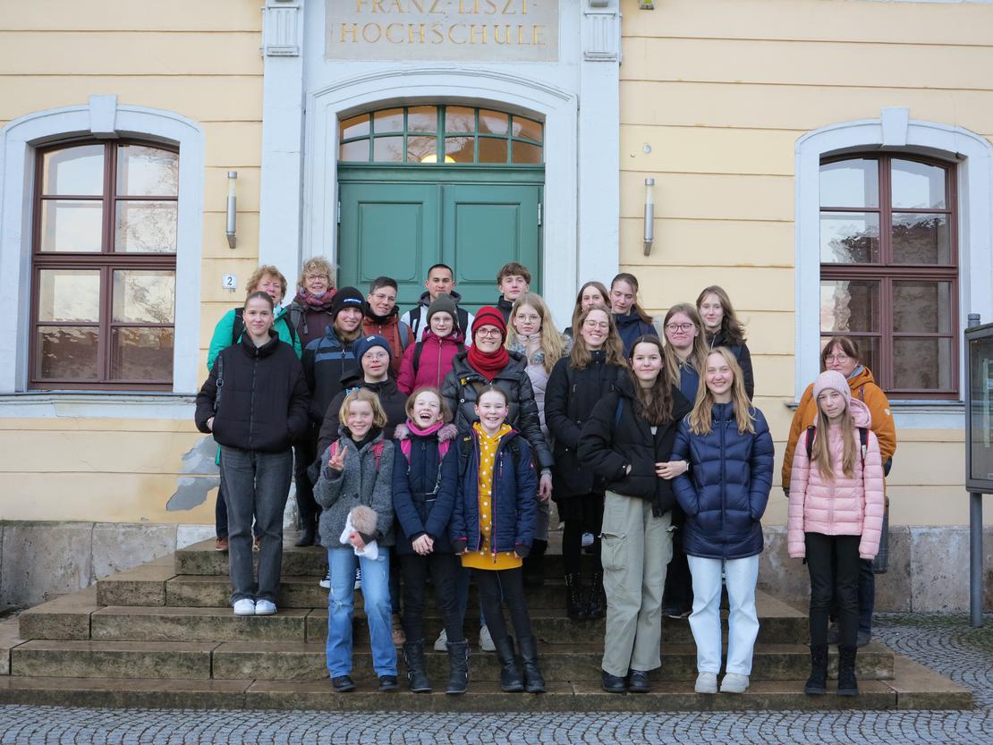 Vor der Hochschule für Musik FRANZ LISZT Weimar