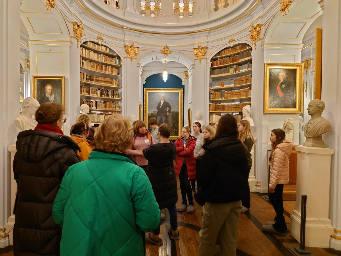 Im Rokokosaal der Herzogin Anna Amalia Bibliothek