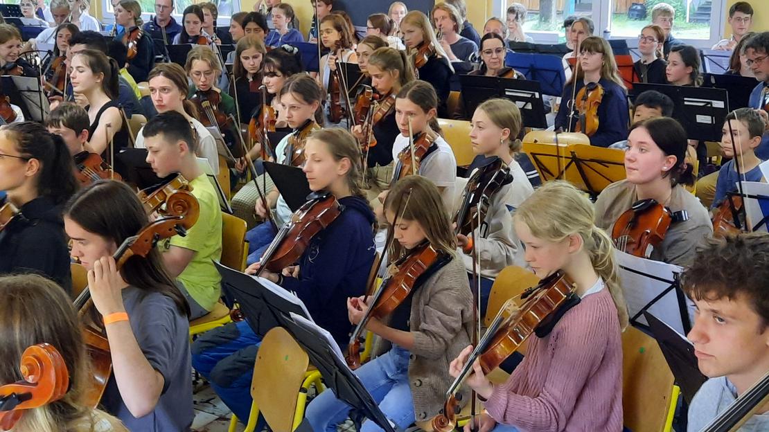 Geigen- und Bratschenschülerinnen der Eichsfelder Musikschule bei der Probe