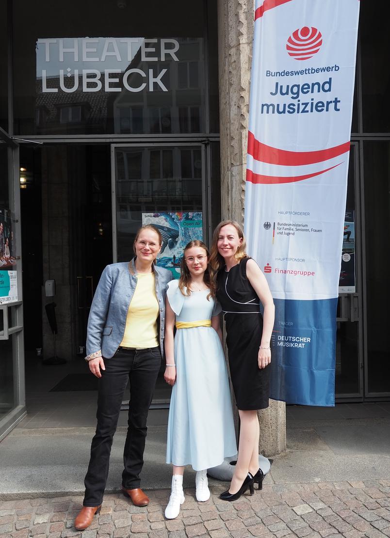 Bundespreisträgerin Lina Allegra Klaus (Bildmitte) mit ihrer Gesangslehrerin Frau Maria Leben (links) und Korrepetitorin Frau Olessya Koberstein (rechts)