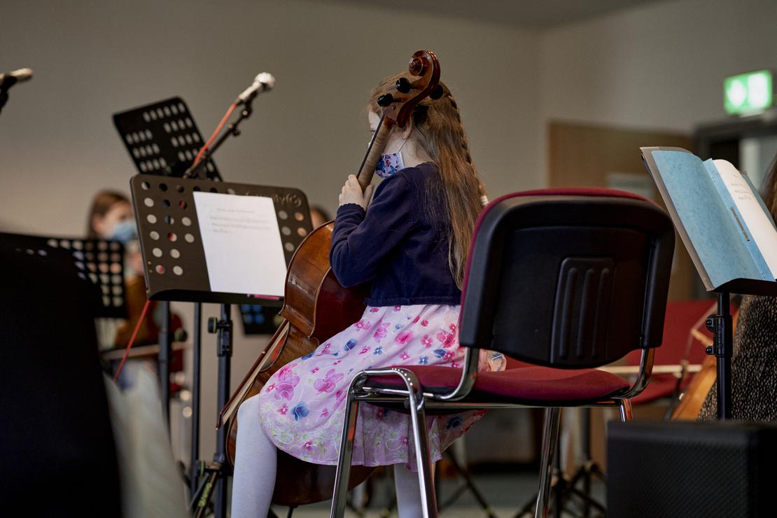 Konzentriert am Cello