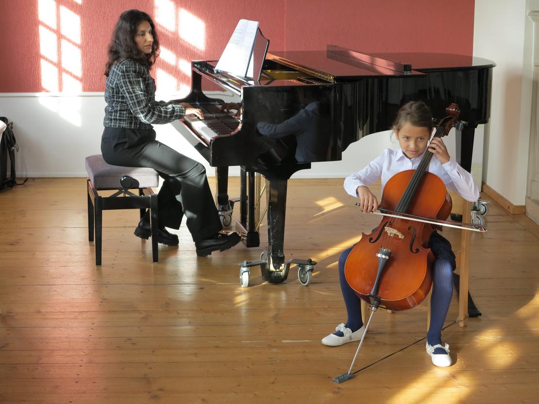 Ani spielt, begleitet von ihrer Mutter, "Der Mond ist aufgegangen" auf dem Cello