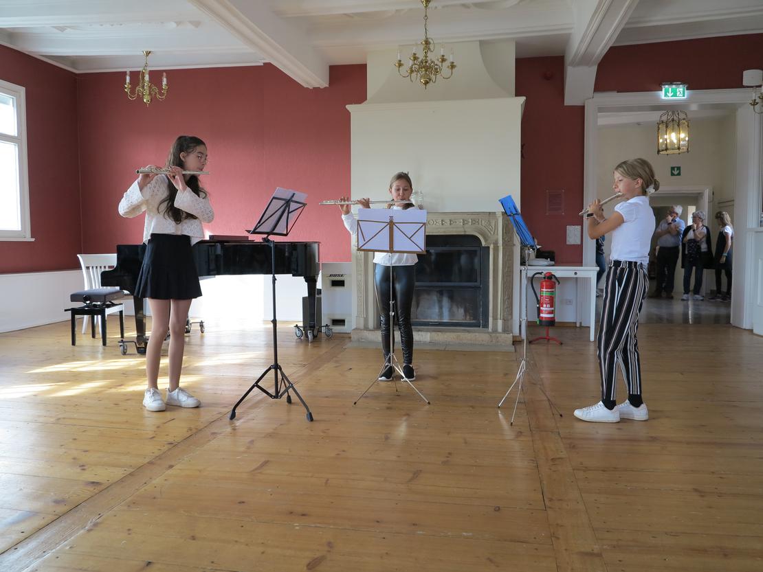Anna-Sophie, Lara und Ida spielen im Flötentrio