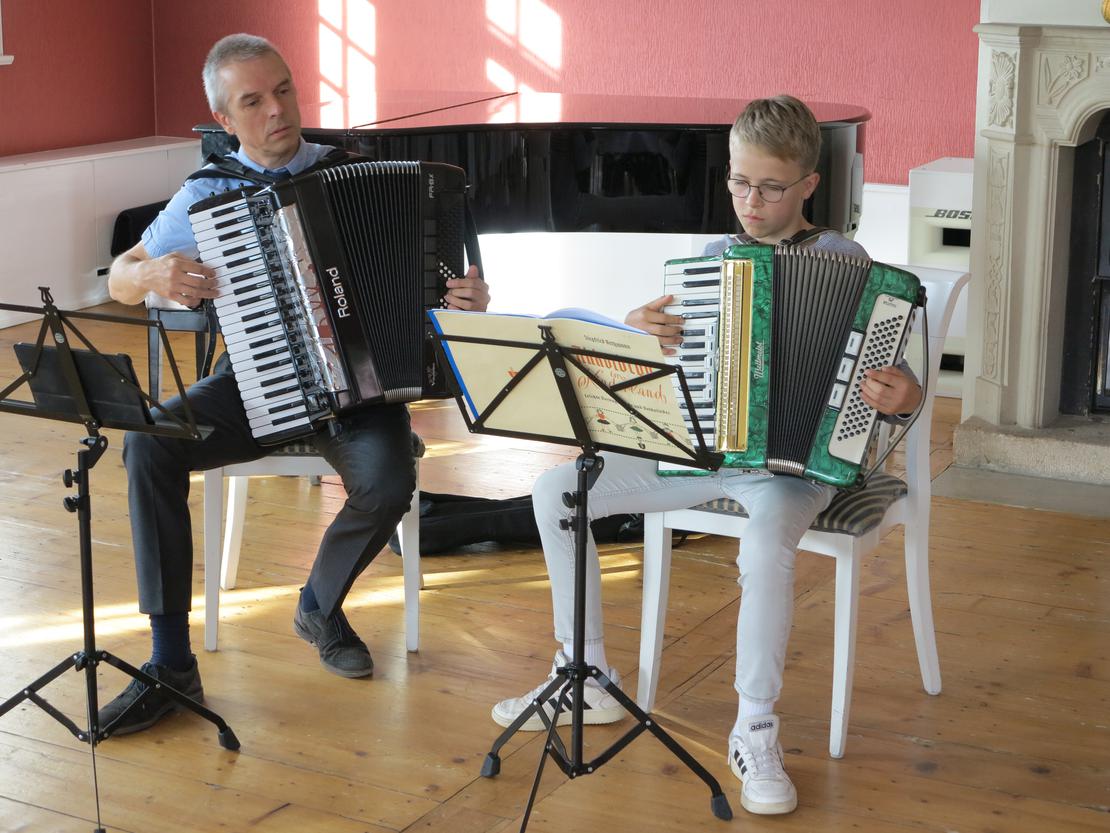 Antonio spielt gemeinsam mit seinem Lehrer Akkordeon