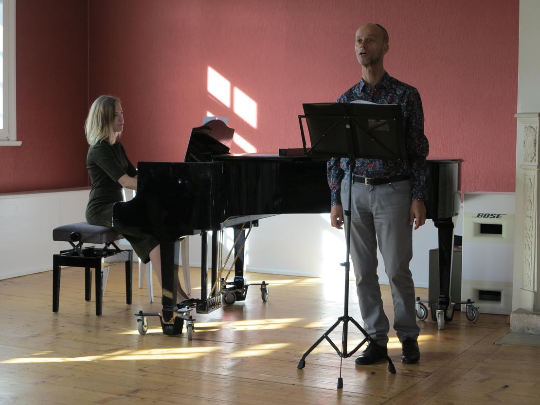 Herr Strecker singt "Das Wandern" von Schubert