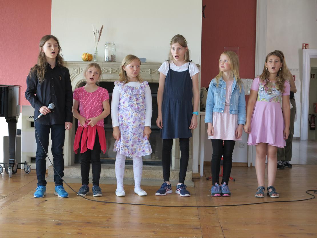 Die Kinder der Musical-AG - Erasmus, Emma Nele, Greta, Antonia, Emilia und Amalya - erfreuen mit ihrem Gesang
