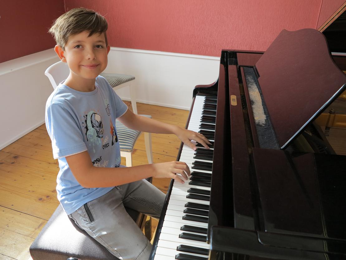 Kinder probieren Instrumente aus - Klavier