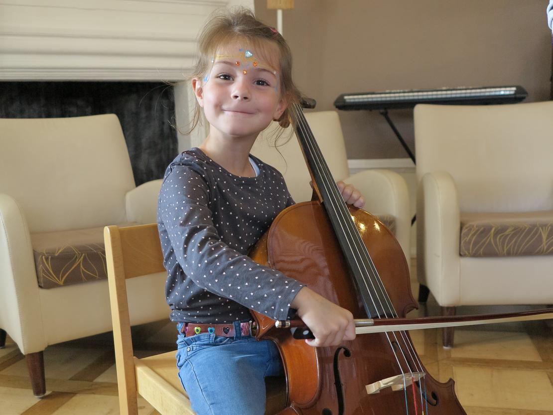 Kinder probieren Instrumente aus - Cello